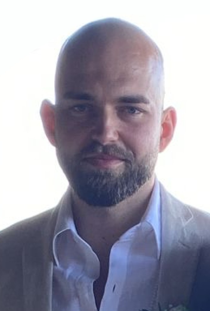 Professional portrait of Sebastian Breuer